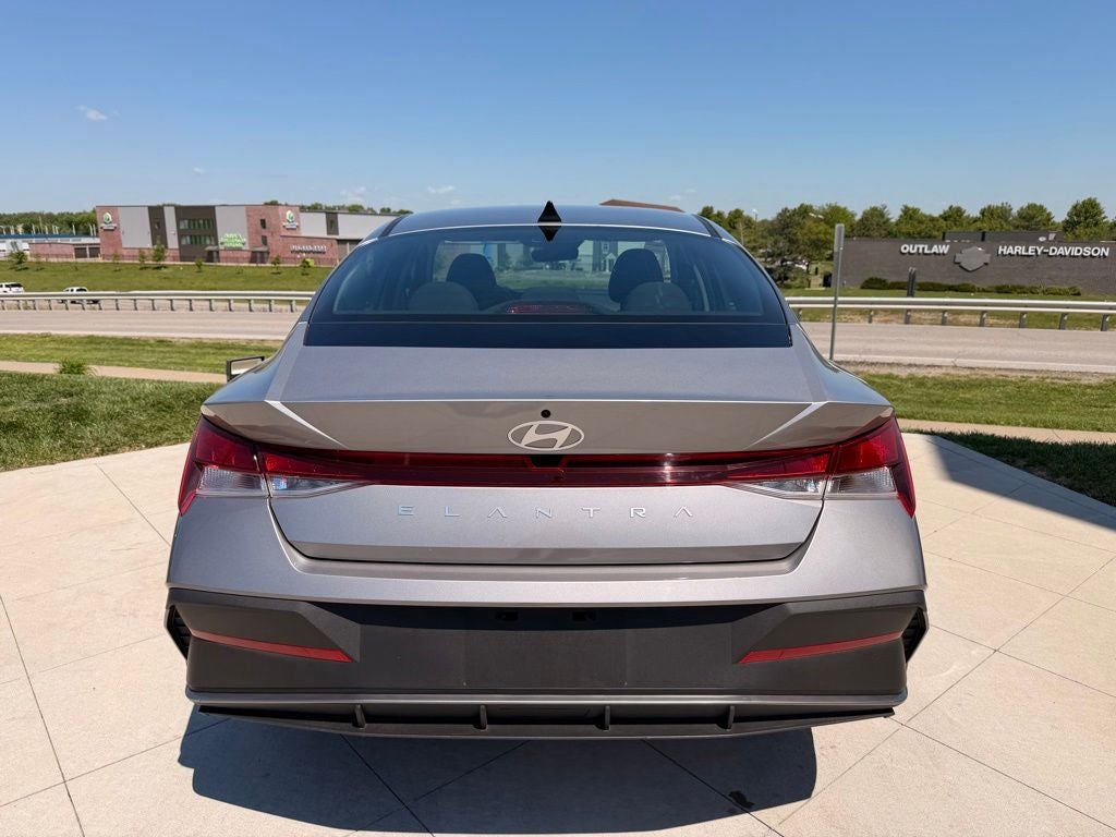 2025 Hyundai ELANTRA SE