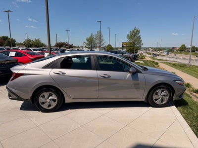 2025 Hyundai ELANTRA SE