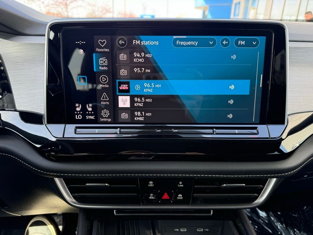 2025 Volkswagen Atlas Cross Sport 2.0T SE w/Technology