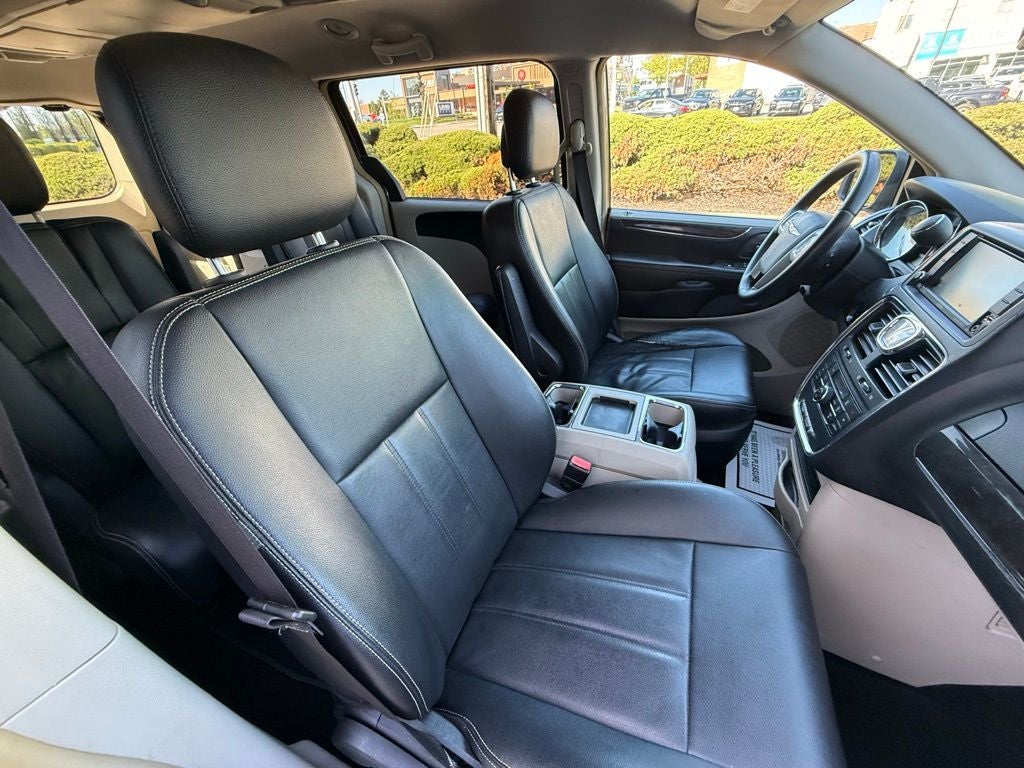 2016 Chrysler Town & Country Touring