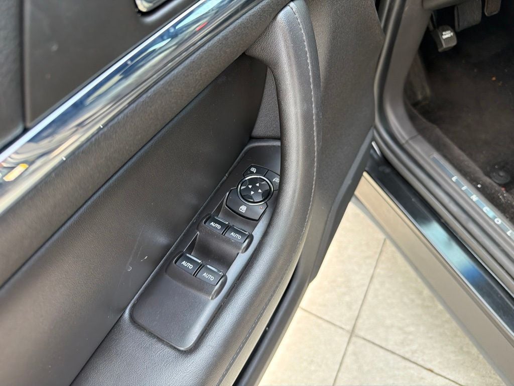 2015 Lincoln MKS Base