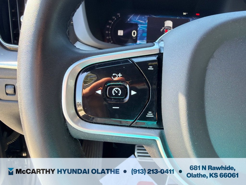 2022 Volvo XC60 B6 R-Design