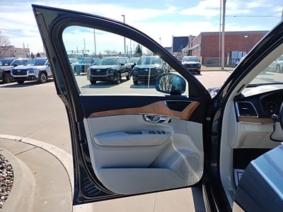 2022 Volvo XC90 T6 Momentum