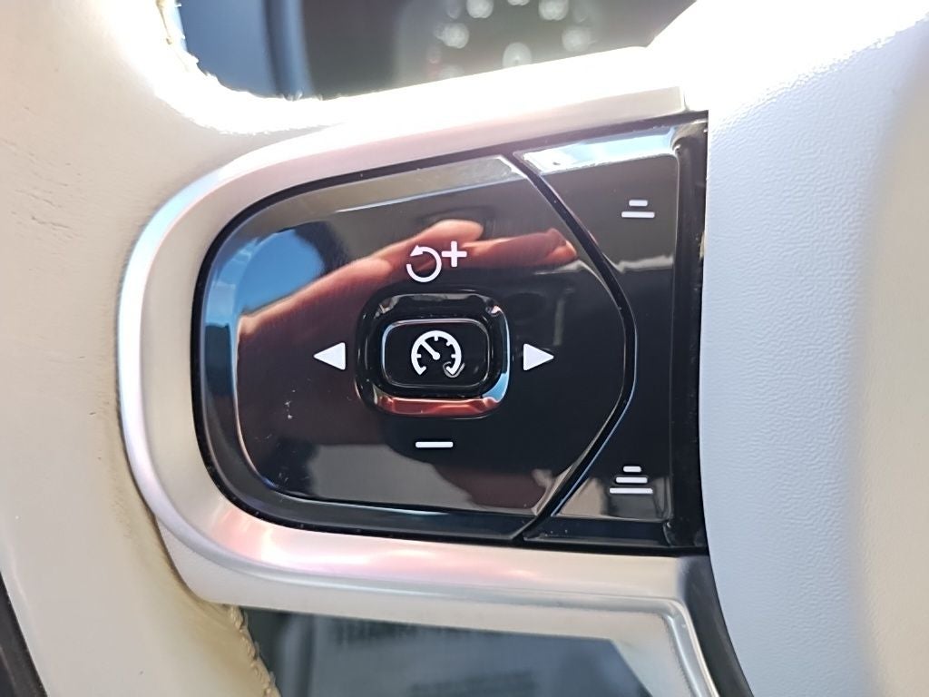 2022 Volvo XC90 T6 Momentum