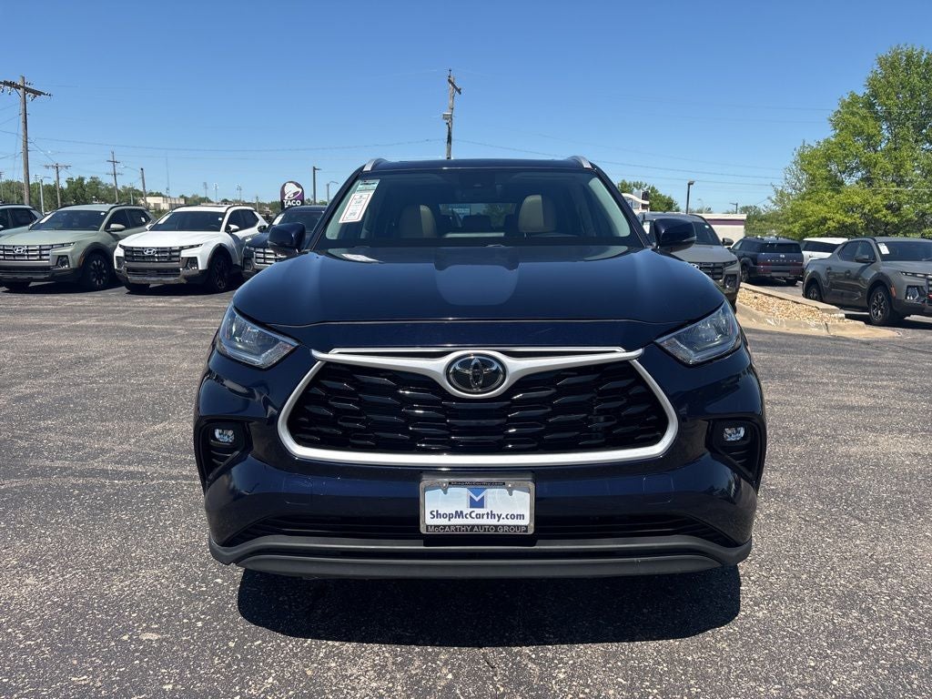 Used 2022 Toyota Highlander XLE with VIN 5TDGZRBH3NS576519 for sale in Kansas City